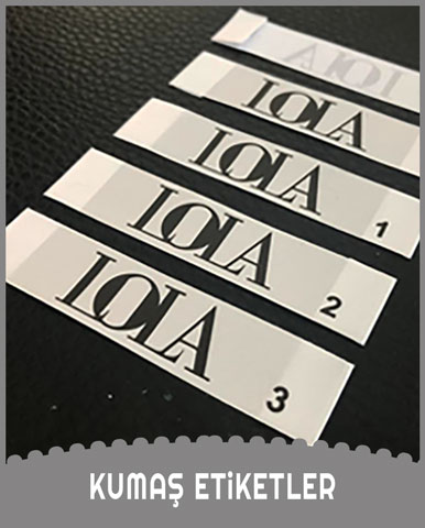 kumaş etiket, bez etiket, dokuma etiket, ense etiketi, yaka etiketi, sırt etiketi, yapışkanlı kumaş etiket, ütüyle yapışan etiket, halı etiketi, elbise etiketi, giyim etiketi, giysi etiketi, kıyafet etiketi, ayakkabı etiketi, tekstil etiket, konfeksiyon etiketi