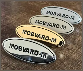 Üç boyutlu kabartma metal logo ve sanayi etiketleri.