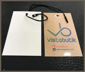 Delikli, ipli ve fiyat etiketi olarak kullanılan çift yön baskılı Perfect karton etiket